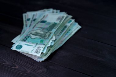 Tahta arka planda bir tomar para