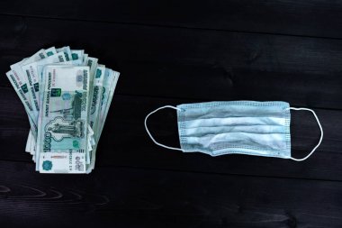 Bir tomar para ve koruyucu bir maske.