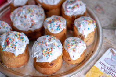 Paskalya için farklı boyutlarda paskalya pastaları.