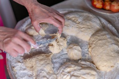 Tepsiye serpiştirilmiş un hamuru