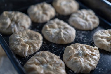 Pişirmek için süzme peynirli çöreklerin hazırlanması