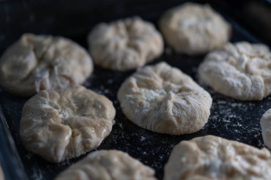 Pişirmek için süzme peynirli çöreklerin hazırlanması