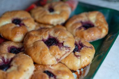 Peynirli ve kirazlı tatlı çörekler