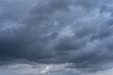 Gökyüzünü kaplayan bir sürü bulut