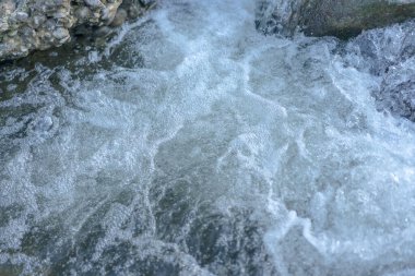 berrak suyu olan dağ nehri