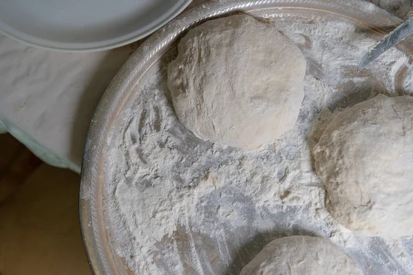 Gekochter Teig Liegt Zum Weiterbacken Auf Mehl — Stockfoto