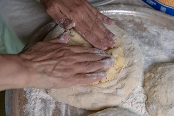 Gotowane Ciasto Leży Mące Dalszego Pieczenia — Zdjęcie stockowe