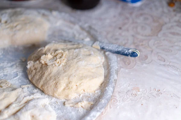 Ciasto Mąki Posypane Tacą — Zdjęcie stockowe