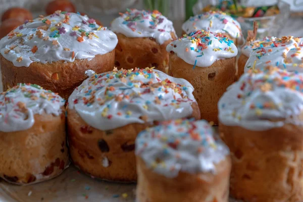 Paskalya için farklı boyutlarda paskalya pastaları.