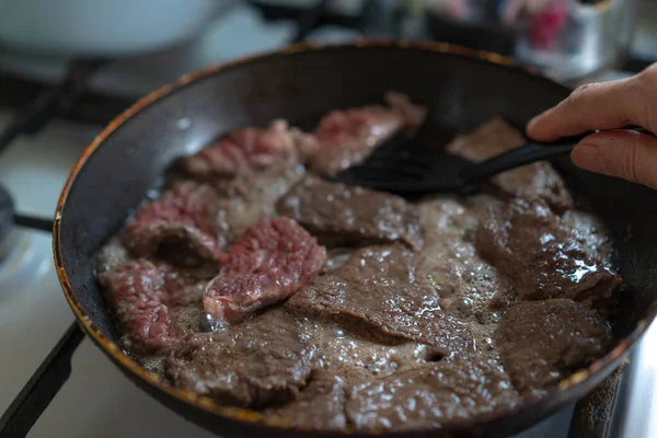 Des Morceaux Viande Sont Frits Dans Une Poêle — Photo