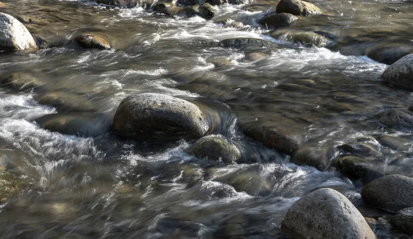 Rio Montanha Com Água Limpa — Fotografia de Stock