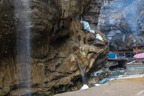 Bergwatervallen Bij Rivier — Stockfoto