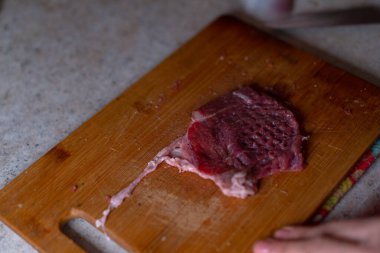 Kesme tahtasında bir parça et