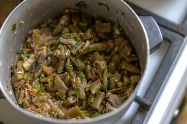 Bitki ve yumurta ile pişirilmiş fasulye.