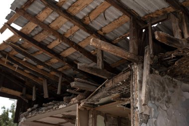 Mahvolmuş eski özel ev