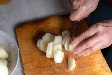 Patatesleri doğramak.
