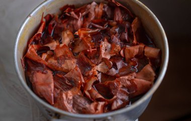 Paskalya için yumurta boyamak için kaynatılmış soğan kabukları.