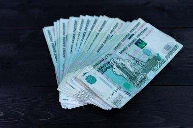 Tahta arka planda bir tomar para