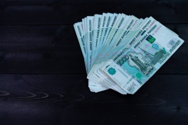 Tahta arka planda bir tomar para