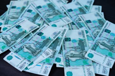 Tahta arka planda bir tomar para