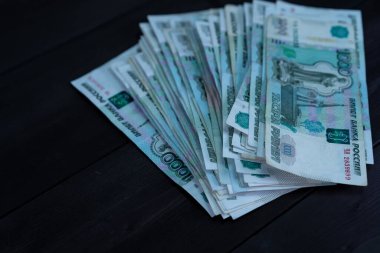 Tahta arka planda bir tomar para