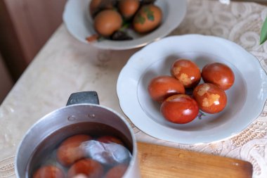 Kaynamış yumurtalar suda.