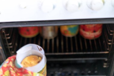 Paskalya için lezzetli paskalya pastaları pişiriyorum.