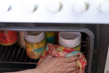 Paskalya için lezzetli paskalya pastaları pişiriyorum.