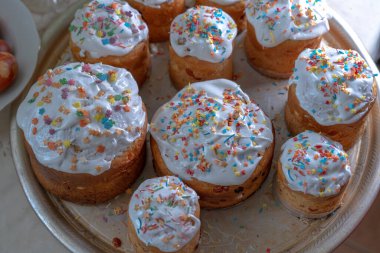 Paskalya için farklı boyutlarda paskalya pastaları.