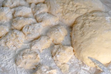 Tatlı çörek pişirmek için tatlı hamur işi