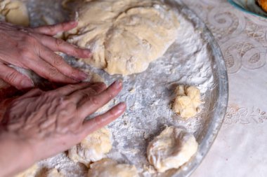Hamuru pişirmeden önce ekmek için yağlıyorum.
