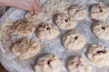 Reçelli çörek pişirmek için hamur işi hazırlıyorum.
