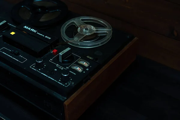 木制背景卷轴上的录音机 — 图库照片