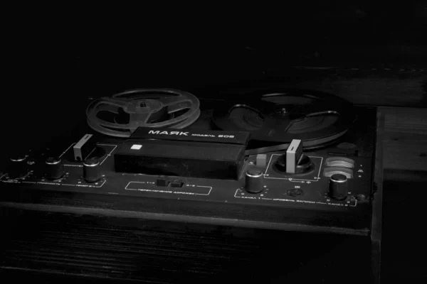 Ahşap bir arka planda bant kaydedici. Siyah beyaz fotoğraf.