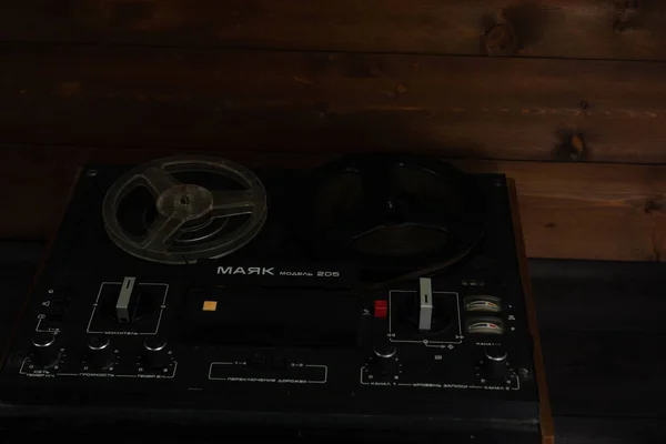 木制背景卷轴上的录音机 — 图库照片