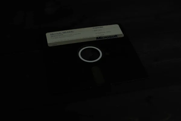 黒い背景にフロッピーディスク5 25インチ — ストック写真