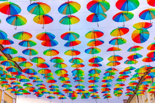 城市装饰 许多不同的雨伞 — 图库照片
