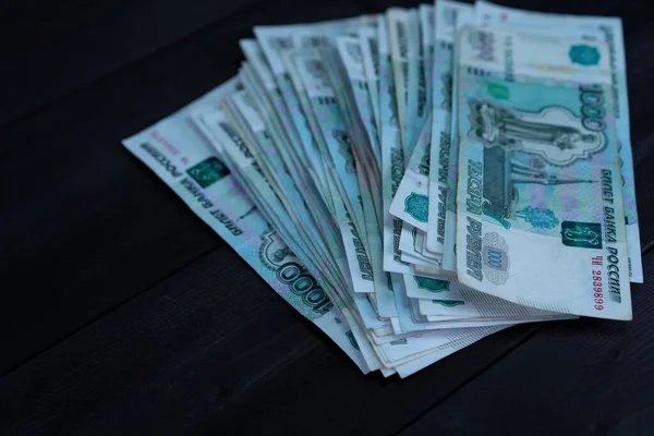 Tahta arka planda bir tomar para