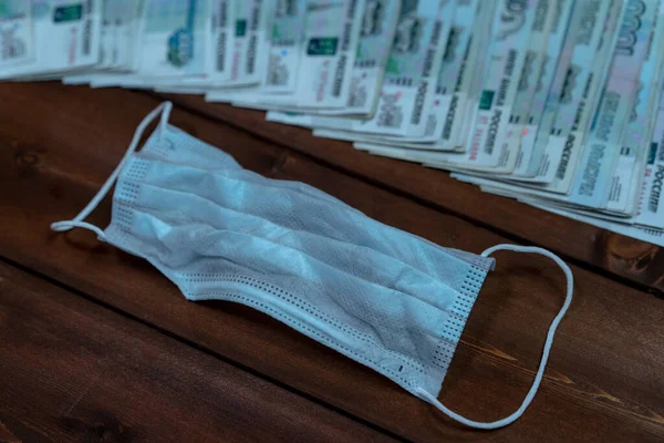 Een Bundel Geld Een Beschermend Masker — Stockfoto