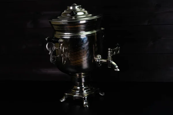 Samovar Staat Een Houten Ondergrond — Stockfoto