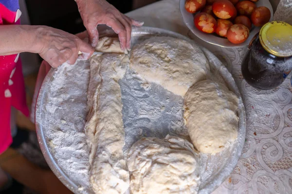 Tepsiye serpiştirilmiş un hamuru