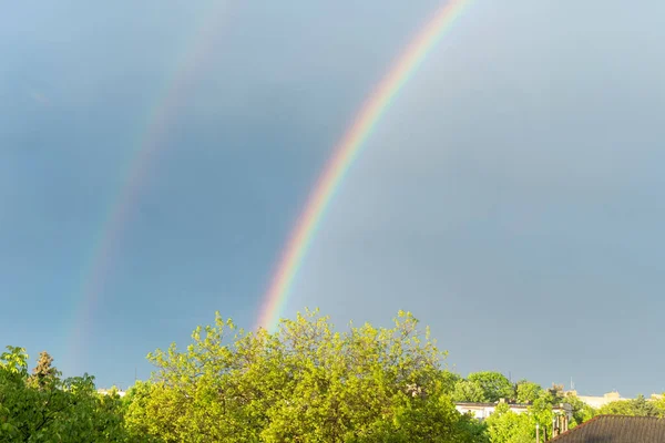 雨の後 空に二重虹 — ストック写真