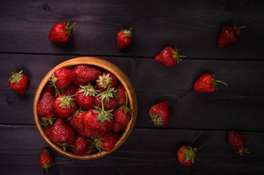 Çilek ahşap bir arka planda.