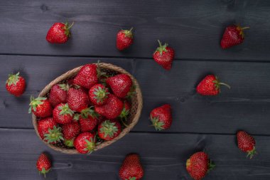 Çilek ahşap bir arka planda.
