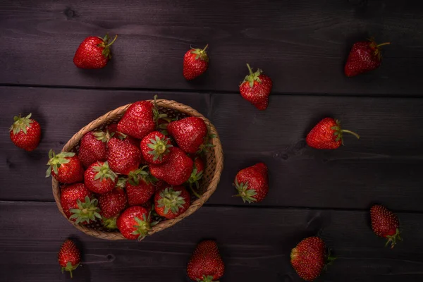 Çilek ahşap bir arka planda.