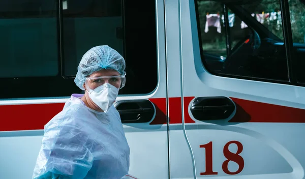 Korunaklı maskeli ambulans doktoru ve Coronavirus giysileri.