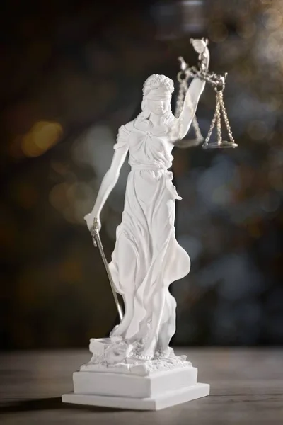 Standbeeld Van Vrouwe Gerechtigheid Verticaal Beeld Met Zachte Focus Bokeh — Stockfoto
