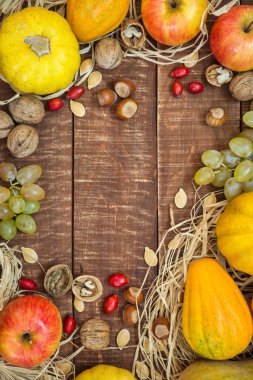 Taze meyve, balkabağı ve fındıklı sonbahar kompozisyonu