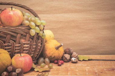 Sonbahar hasadı dolu sepet.