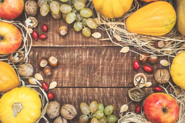 Taze meyve, balkabağı ve fındıklı sonbahar kompozisyonu